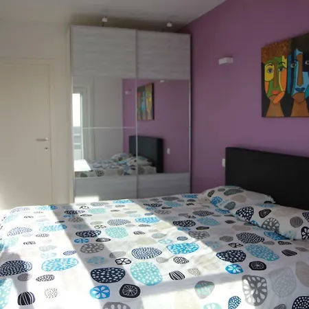 Modern With Stunning Beach Views.... Apartment *